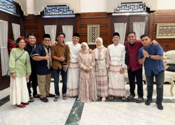 Wali Kota Eri Cahyadi bersama keluarga besarnya saat menggelar open house di rumah dinasnya, Jalan Sedap Malam Surabaya, Rabu (10/4/2024) /Istimewa