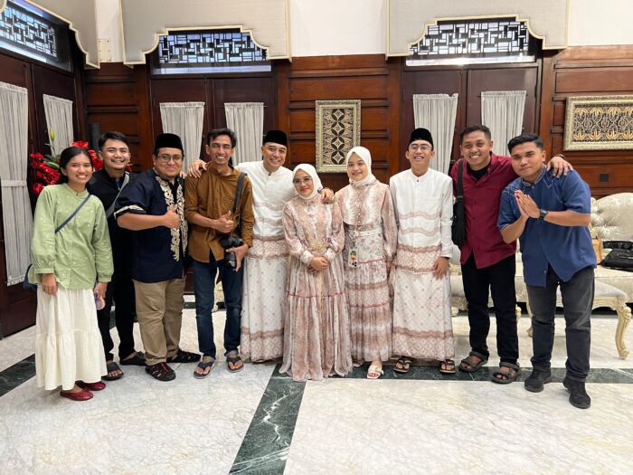 Wali Kota Eri Cahyadi bersama keluarga besarnya saat menggelar open house di rumah dinasnya, Jalan Sedap Malam Surabaya, Rabu (10/4/2024) /Istimewa