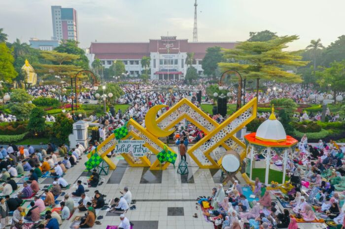 Suasana Salat Idulfitri di Taman Surya, Balai Kota Surabaya, Rabu (10/4/2024) /Istimewa