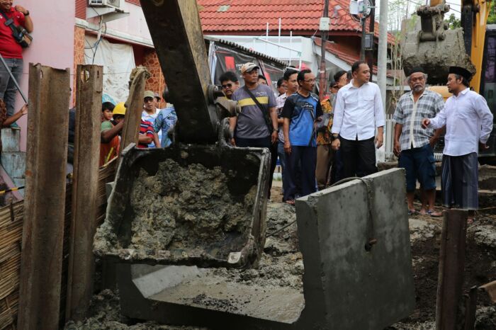 Wali Kota Eri Cahyadi saat meninjau lokasi pengerjaan box culvert di kawasan Jalan Dukuh Kupang Gang Barat, Kecamatan Dukuh Pakis Surabaya | dok/foto: Istimewa