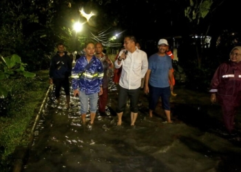 Wali Kota Eri Cahyadi saat meninjau titik banjir di kawasan Wisma Tengger, Kecamatan Benowo, Surabaya, Jumat (5/4/2024) malam. /foto: Istimewa