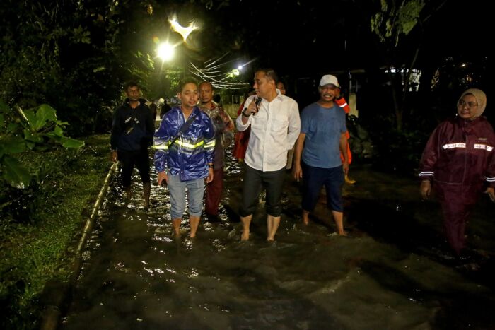 Wali Kota Eri Cahyadi saat meninjau titik banjir di kawasan Wisma Tengger, Kecamatan Benowo, Surabaya, Jumat (5/4/2024) malam. /foto: Istimewa