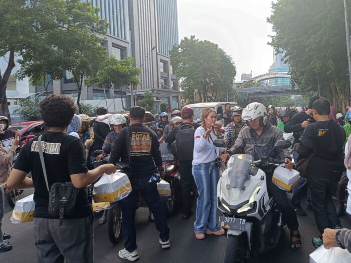 Para anggota IPIP, PPJI, dan Wartawan POTAS saat bagi-bagi takjil/Dok. Bicarasurabaya.com 