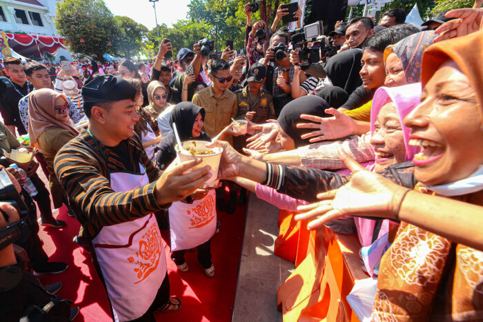 Wali Kota Surabaya Eri Cahyadi memberikan rujak uleg kepada warga saat Festival Rujak Uleg 2024/Dok. Diskominfo Surabaya