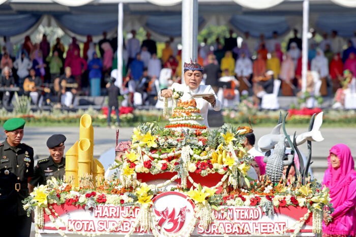 Wali Kota Surabaya Eri Cahyadi memotong tumpeng saat HJKS ke-731/Dok. Diskominfo Surabaya