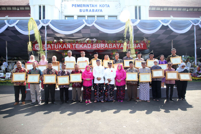 Wali Kota Surabaya Eri Cahyadi saat memberikan penghargaan kepada warga/Dok. Diskominfo Surabaya