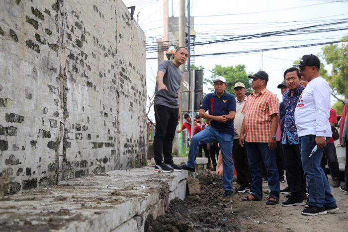 Wali Kota Surabaya Eri Cahyadi saat meninjau langsung pembangunan infrastruktur/Dok. Diskominfo Surabaya