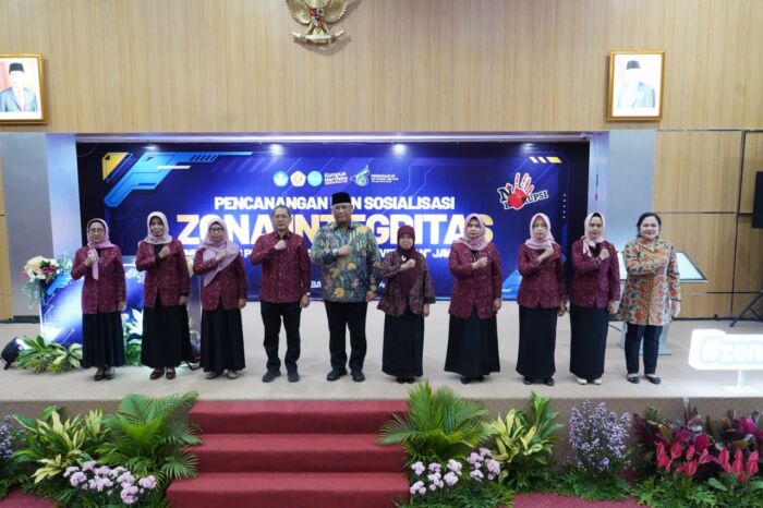 Rektor bersama civitas akademika UPN Vetaran Jatim saat pencanangan Zona Integritas/Dok. Bicarasurabaya.com