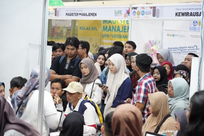 Para pengunjung UJEE 2024 yang memadati booth salah satu program studi/Bicarasurabaya.com