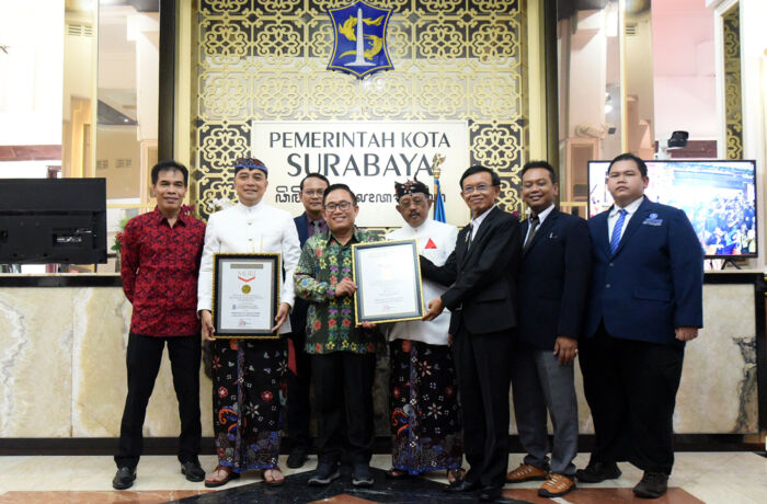 Wali Kota Surabaya Eri Cahyadi bersama Ketua DPC Peradi Surabaya Hariyanto saat menerima Rekor Muri di HJKS ke-731/Dok. Diskominfo Surabaya 
