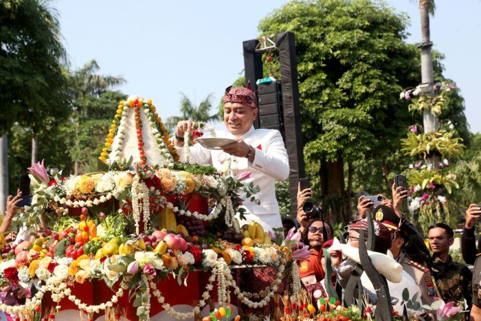 Wall Kota Surabaya Eri Cahyadi potong tumpeng saat HJKS ke-730/Dok. Diskominfo Surabaya