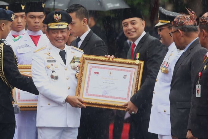 Wali Kota Surabaya Eri Cahyadi saat menerima penghargaan dari Kemendagri/Dok. Diskominfo Surabaya