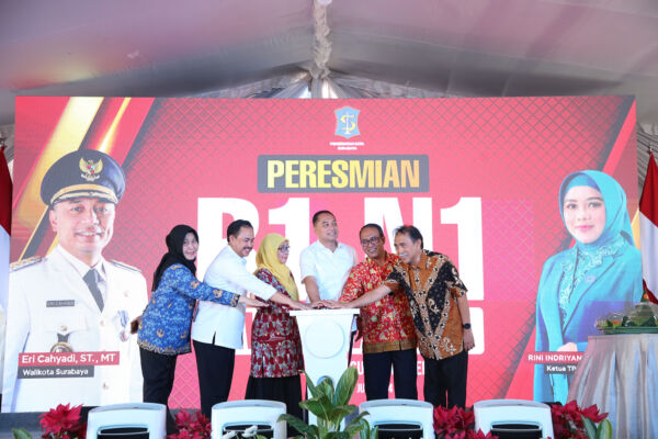 Wali Kota Surabaya Eri Cahyadi bersama stakeholder lainnya meresmikan 1 RW 1 Nakes dan 1 Ambulans/Dok.Bicarasurabaya.com 