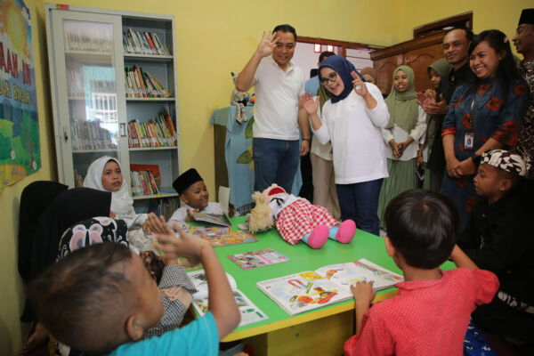 Wali Kota Surabaya Eri Cahyadi bersama Bunda Paud Surabaya Rini Indriyani Eri Cahyadi saat menyapa anak-anak di SOTH/Dok. Diskominfo Surabaya
