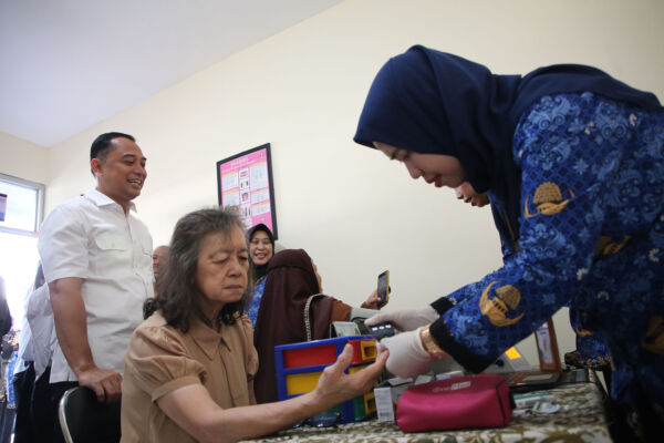 Wali Kota Eri meninjau pelayanan kesehatan saat peresmian 1 RW 1 Nakes dan 1 Ambulans/Dok.Diskominfo Surabaya 