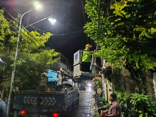 Proses pemasangan PJU di perkampungan Surabaya/Dok. Diskominfo Surabaya