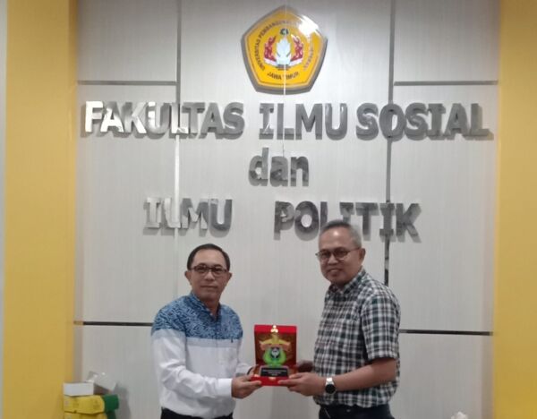 Dekan Fisip UPN Veteran Jatim saat menerima cinderamata dari pihak Unhas/Dok. Bicarasurabaya.com
