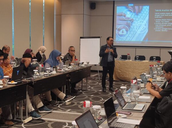 Dekan FISIP UPN Veteran Jatim Catur Suratnoaji saat memberikan materi Big Data/Dok. Bicarasurabaya.com