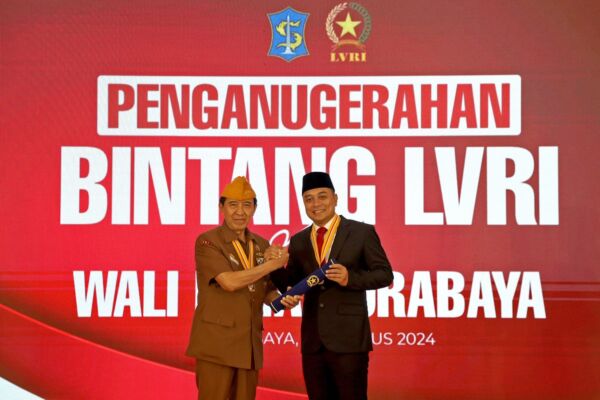 Wali Kota Surabaya Eri Cahyadi saat menerima penghargaan tertinggi dari legiun veteran/Dok. Diskominfo Surabaya