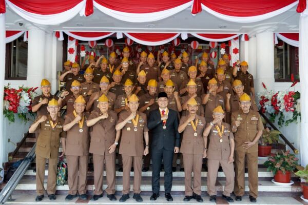 Wali Kota Surabaya Eri Cahyadi berfoto bersama dengan legiun veteran seusai menerima penghargaan LVRI/Dok. Diskominfo Surabaya