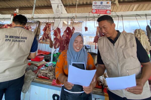 Tim Monitoring Daging RPH melakukan sosialisasi surat edaran kepada pedagang Pasar Arimbi Surabaya, Jumat (9/8/2024).
