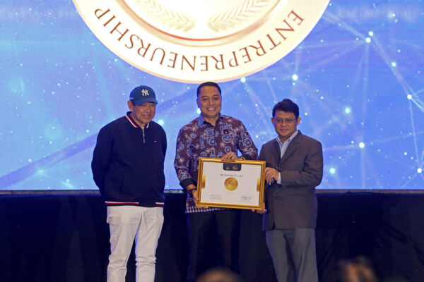 Wali Kota Eri saat menerima penghargaan prestisius/Dok. Diskominfo Surabaya