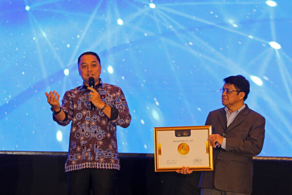 Wali Kota Eri saat menerima penghargaan prestisius/Dok. Diskominfo Surabaya