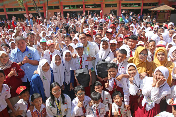 Wali Kota Surabaya Eri Cahyadi bersama pelajar Surabaya yang menerima seragam sekolah gratis/Dok.Diskominfo Surabaya