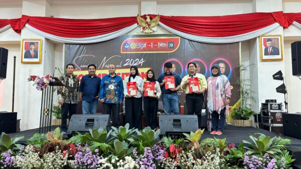Penyerahan hadiah buku kepada peserta seminar nasional Ilmu Komunikasi UPN/Dok.bicarasurabaya.com