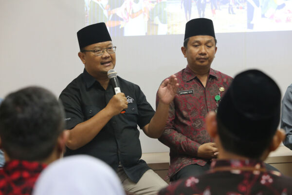 Direktur Utama PD RPH Kota Surabaya, Fajar Arifianto Isnuroho memberikan penjelasan terkait video viral (Foto: Pemkot Surabaya)