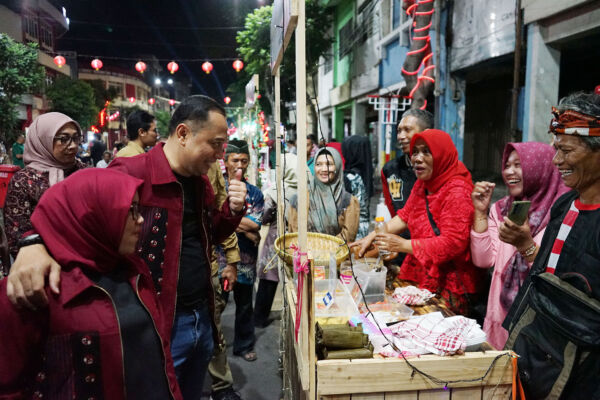 Wali Kota Eri saat meninjau UMKM di Wisata Kya-kya/Dok.Bicarasurabaya.com
