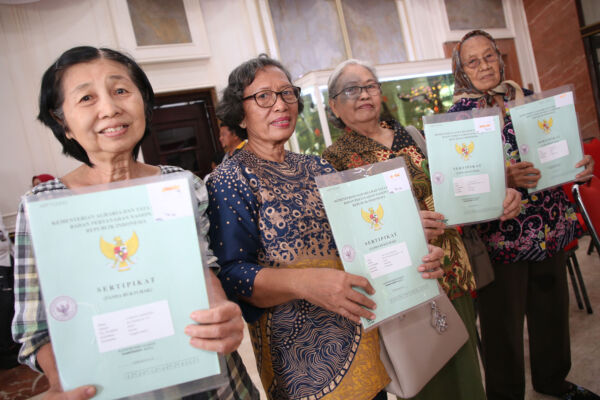 Penyerahan sertifikat pemegang surat ijo HGB di atas HPL/Dok. Diskominfo Surabaya