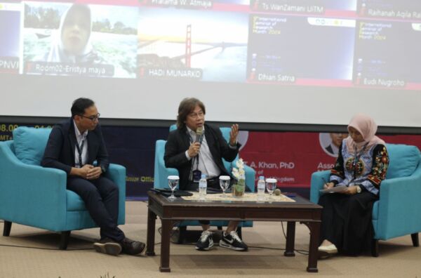 Dua profesor dari dua negara saat menyampaikan materinya dalam seminar internasional di UPN Veteran Jawa Timur/Dok.Bicarasurabaya.com