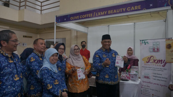 Rektor UPN Veteran Jawa Timur saat meninjau sejumlah produk startup di pameran produk demoday/Dok.Bicarasurabaya.com