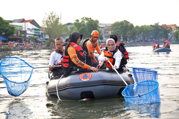 Kerja bakti massal membersihkan Sungai Kalimas Surabaya /Foto: Pemkot Surabaya
