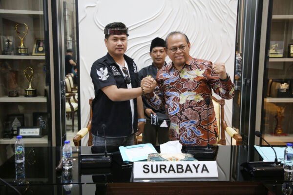 Dari kiri: Ketua DPD BNPM Surabaya Muhammad Rosuli, berjabat tangan dengan Dirut RSUD Soewandhie, dr Billy Daniel Messakh usai audiensi di Balai Kota Surabaya, Senin (4/11/2024) /Foto: Kominfo Surabaya