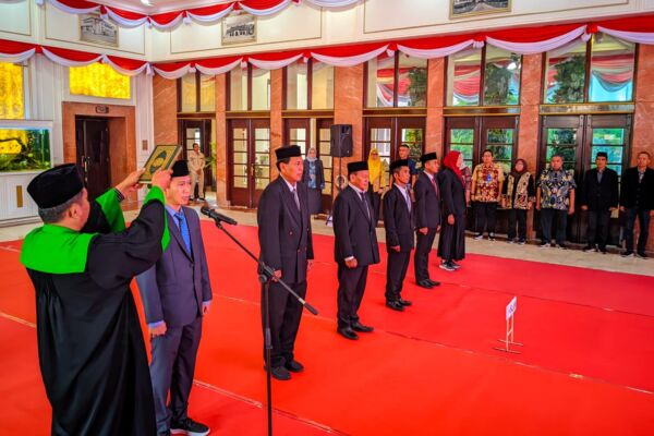 Upacara pelantikan enam pejabat administrator dan pengawas di Lobi Lantai 2 Balai Kota Surabaya, Kamis (31/10/2024).