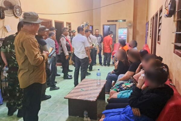 Proses evakuasi 12 wanita di rumah kosong eks Wisma Sememi, Benowo, Surabaya, Jumat (15/11/2024) (Istimewa)