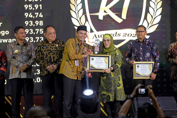 Penghargaan diberikan langsung oleh Ketua KI Provinsi Jatim, Edi Purwanto, kepada PJs Wali Kota Surabaya, Restu Novi Widiani, dalam acara “KI Jatim Awards 2024” di Kota Surabaya, Kamis (13/11/2024) /dok. Pemkot Surabaya