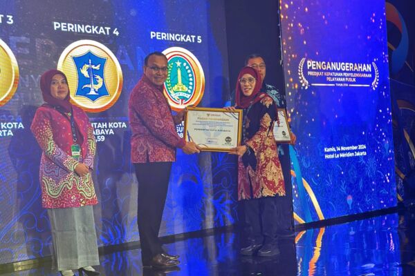 Penjabat Sementara (Pjs) Wali Kota Surabaya, Restu Novi Widiani, saat menerima penghargaan Predikat Kepatuhan Penyelenggaraan Pelayanan Publik di Jakarta, Kamis (14/11/2024).
