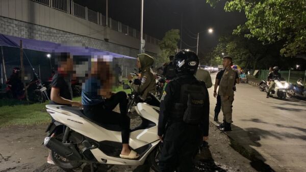 Penertiban warung kopi di bawah Jembatan Suramadu sisi Surabaya (dok. Satpol PP Surabaya)