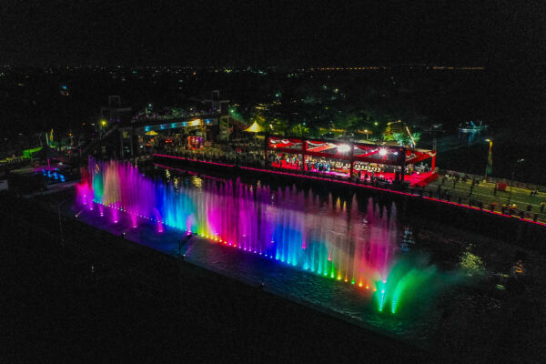 Pesona Laser Air Mancur Jembatan Suroboyo menghadirkan pertunjukan dengan teknologi video mapping (Istimewa)