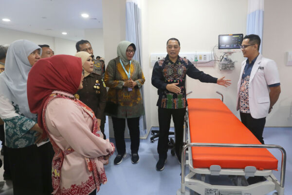 Wali Kota Surabaya, Eri Cahyadi bersama Forkopimda saat meninjau pelayanan RSUD Eka Candrarini usai acara peresmian (dok. Pemkot Surabaya)