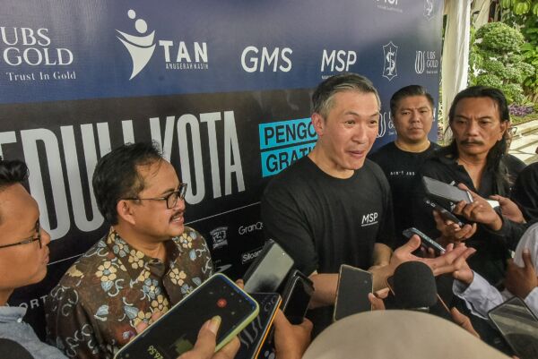 Layanan pengobatan gratis menargetkan 2.500 orang di halaman Balai Kota Surabaya pada Rabu, (11/12/2024).