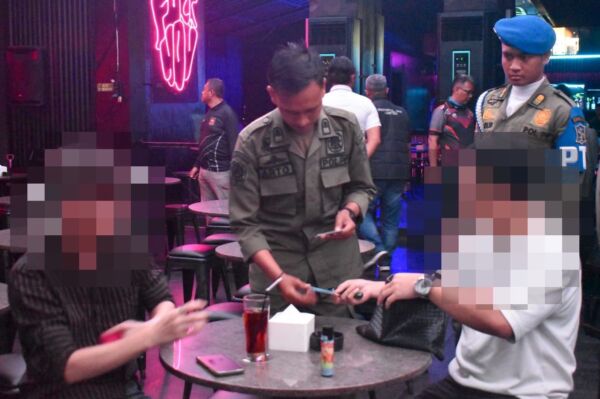 Petugas melakukan pemeriksaan identitas pengunjung di salah satu RHU Surabaya (dok. Satpol PP Surabaya)