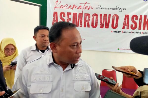 Camat Asemrowo Surabaya, Muhammad Khusnul Amin memberikan keterangan pers kepada awak media di Kantor Kecamatan Asemrowo Surabaya, Rabu (8/1/2025). (Foto: Bicara Surabaya)
