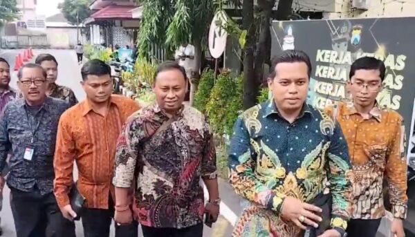 Camat Asemrowo Surabaya, Muhammad Khusnul Amin, didampingi tim kuasa hukumnya saat mendatangi Polda Jatim, Jumat (10/1/2025) siang.