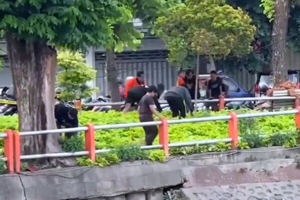 Tangkapan layar video remaja tengah mencari koin jagat di Kota Surabaya (Istimewa)