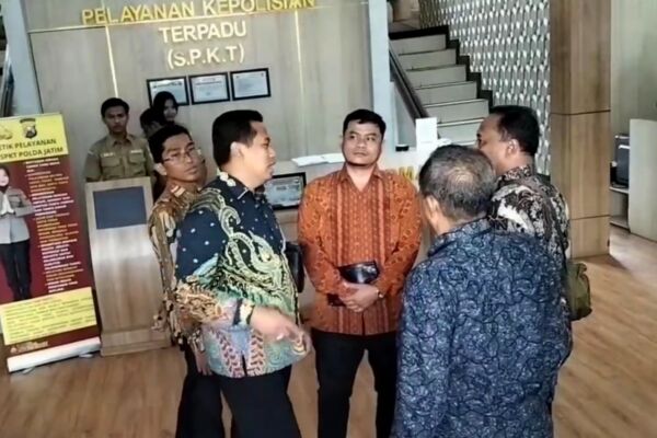Camat Asemrowo Surabaya, Khusnul Amin, bersama tim dan kuasa hukumnya, saat melapor di Polda Jawa Timur, Jumat (10/1/2025).