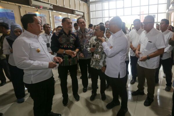 Wali Kota Surabaya Eri Cahyadi saat menyambut Menteri Koordinator Bidang Pangan (Menko Pangan) Zulkifli Hasan di TPA Benowo/Dok.Diskominfo